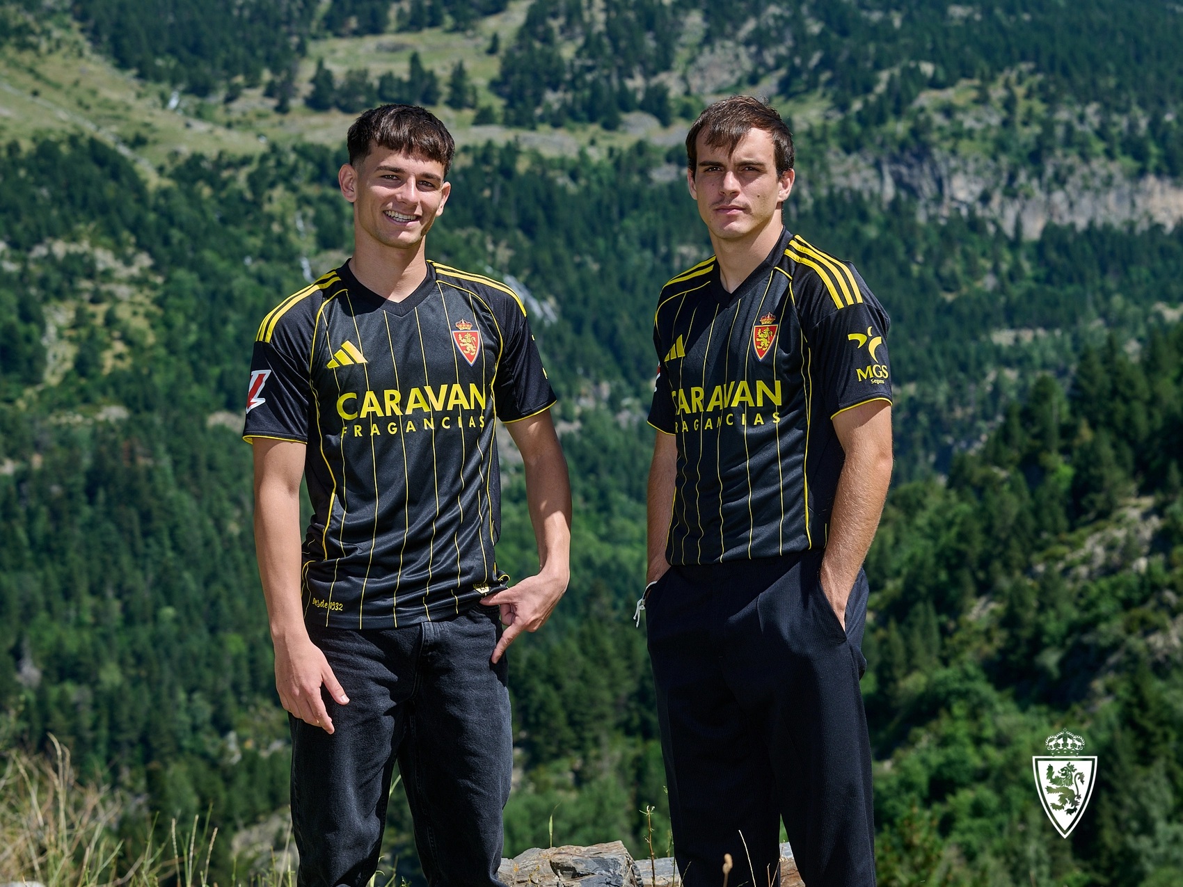 Real Zaragoza revela sua nova camisa reserva 2025-2026