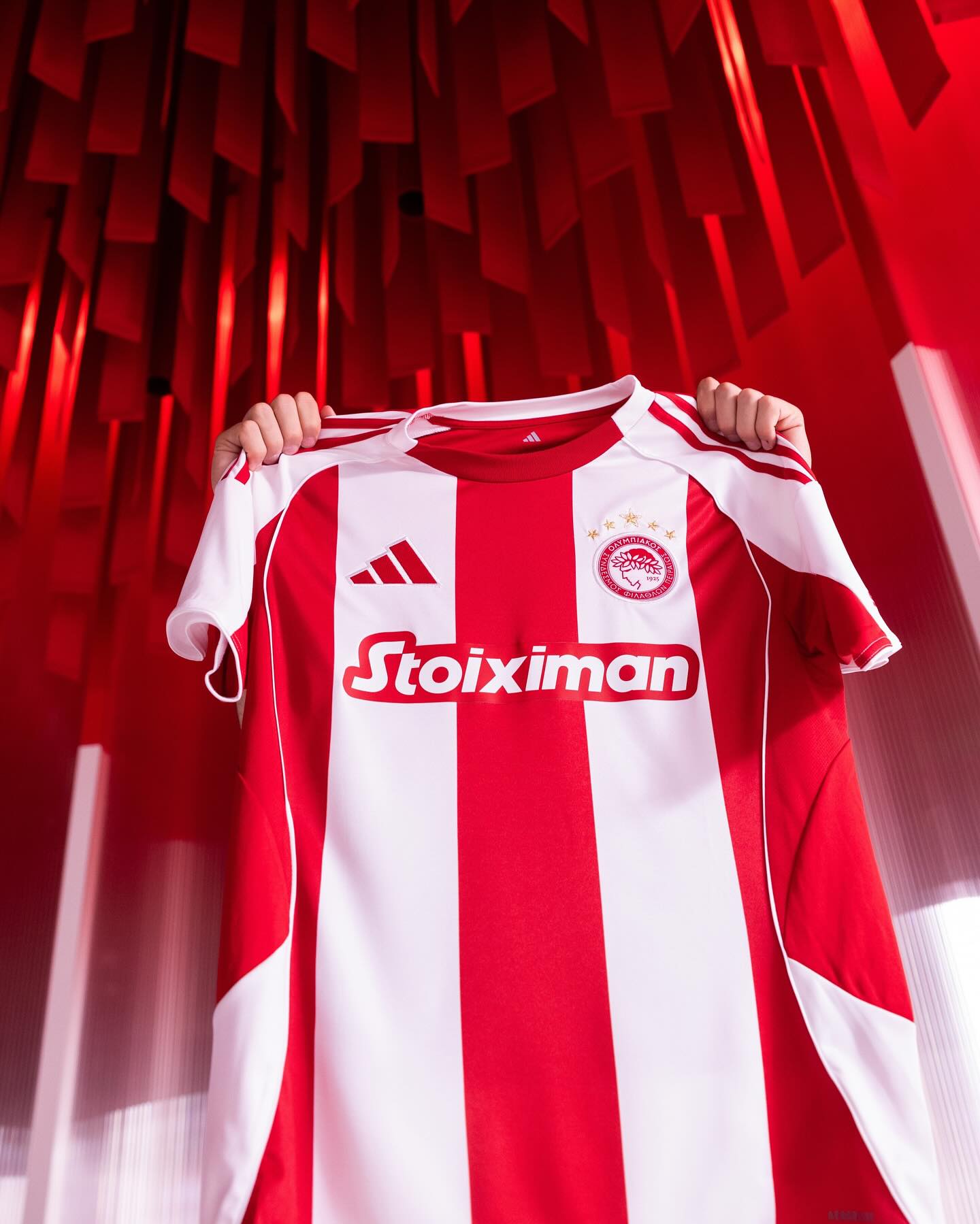 Camisa titular do Olympiacos 2025-2026 é revelada pela adidas