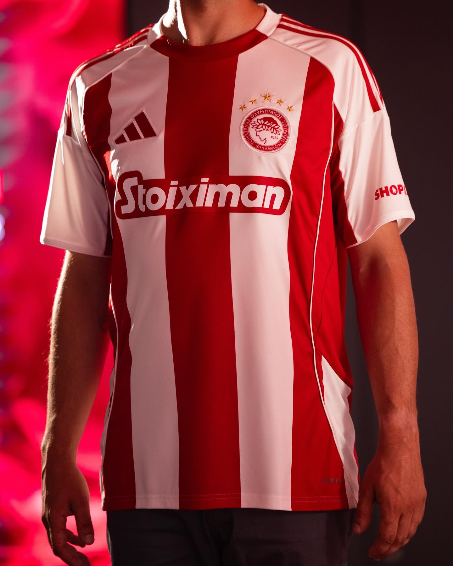 Camisa titular do Olympiacos 2025-2026 é revelada pela adidas
