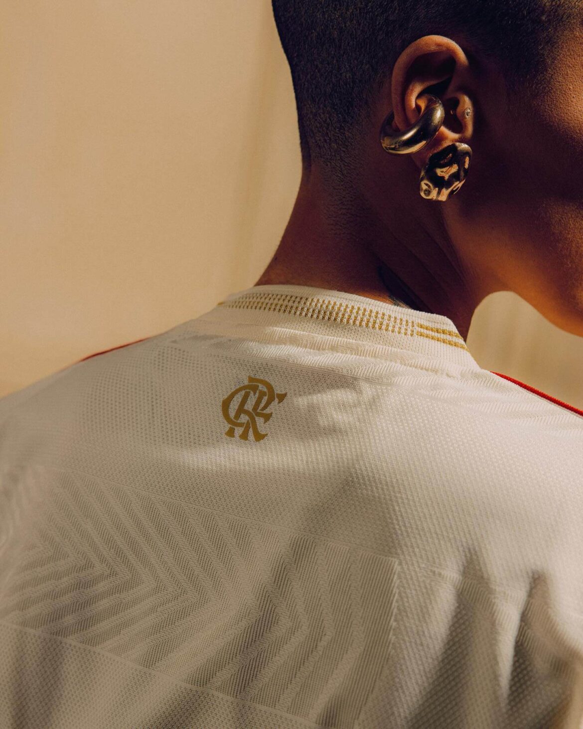 Costas da Camisa Flamengo III 2025/26 mostrando escudo e detalhes do tecido