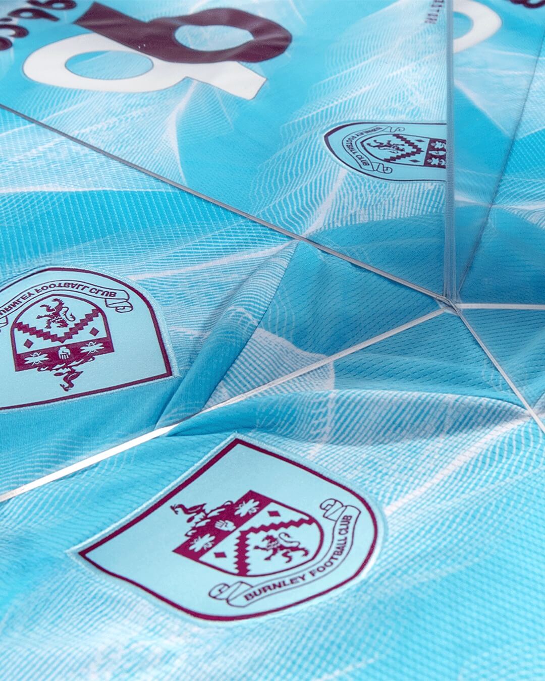 Burnley apresenta nova camisa reserva 2025-2026 com homenagem aos torcedores