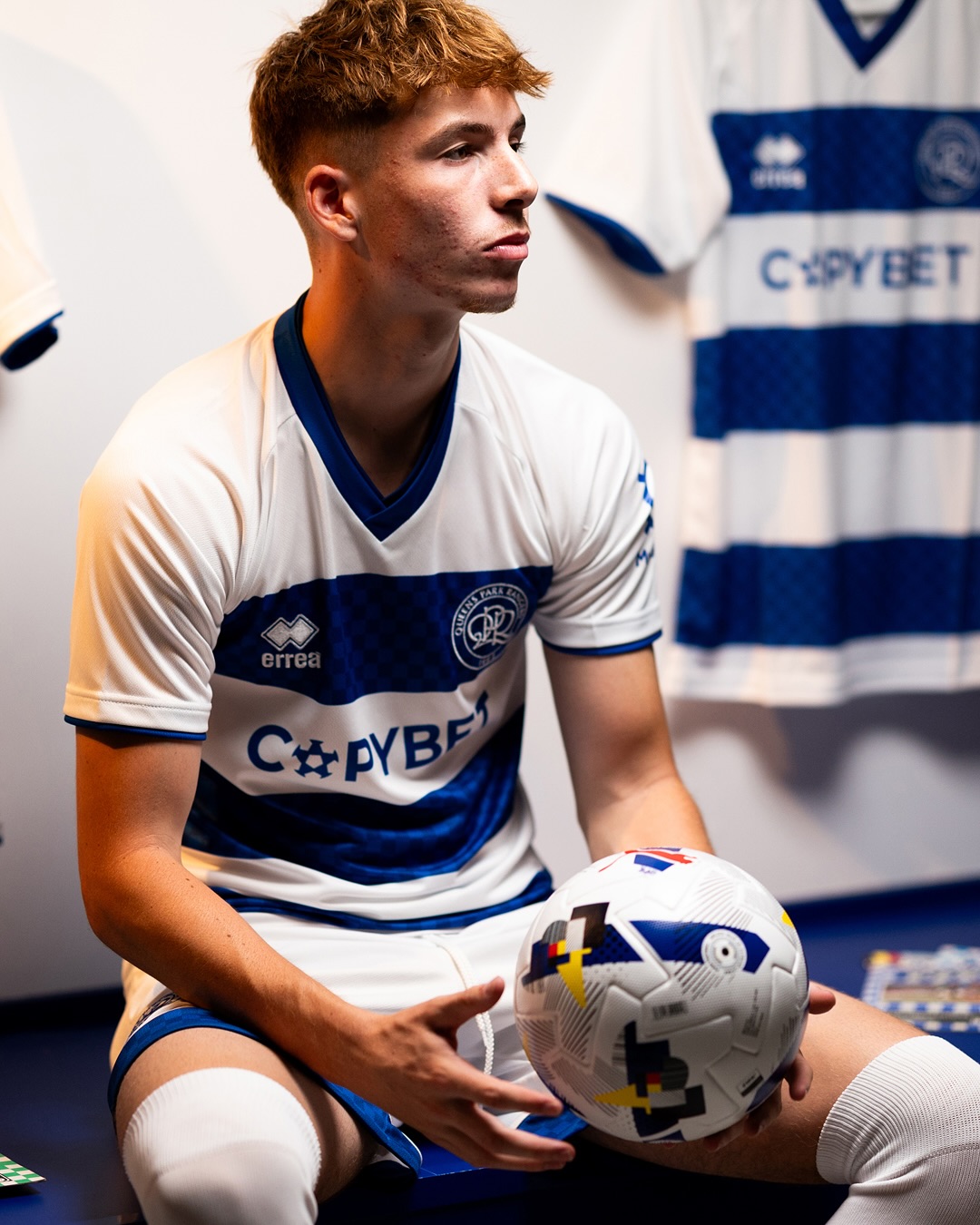 Camisa titular do QPR 2025-2026 é revelada pela Erreà com homenagem aos anos 70