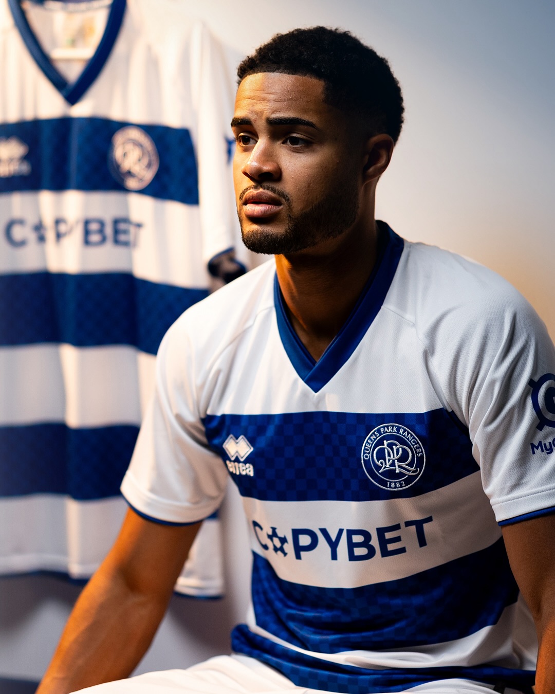 Camisa titular do QPR 2025-2026 é revelada pela Erreà com homenagem aos anos 70