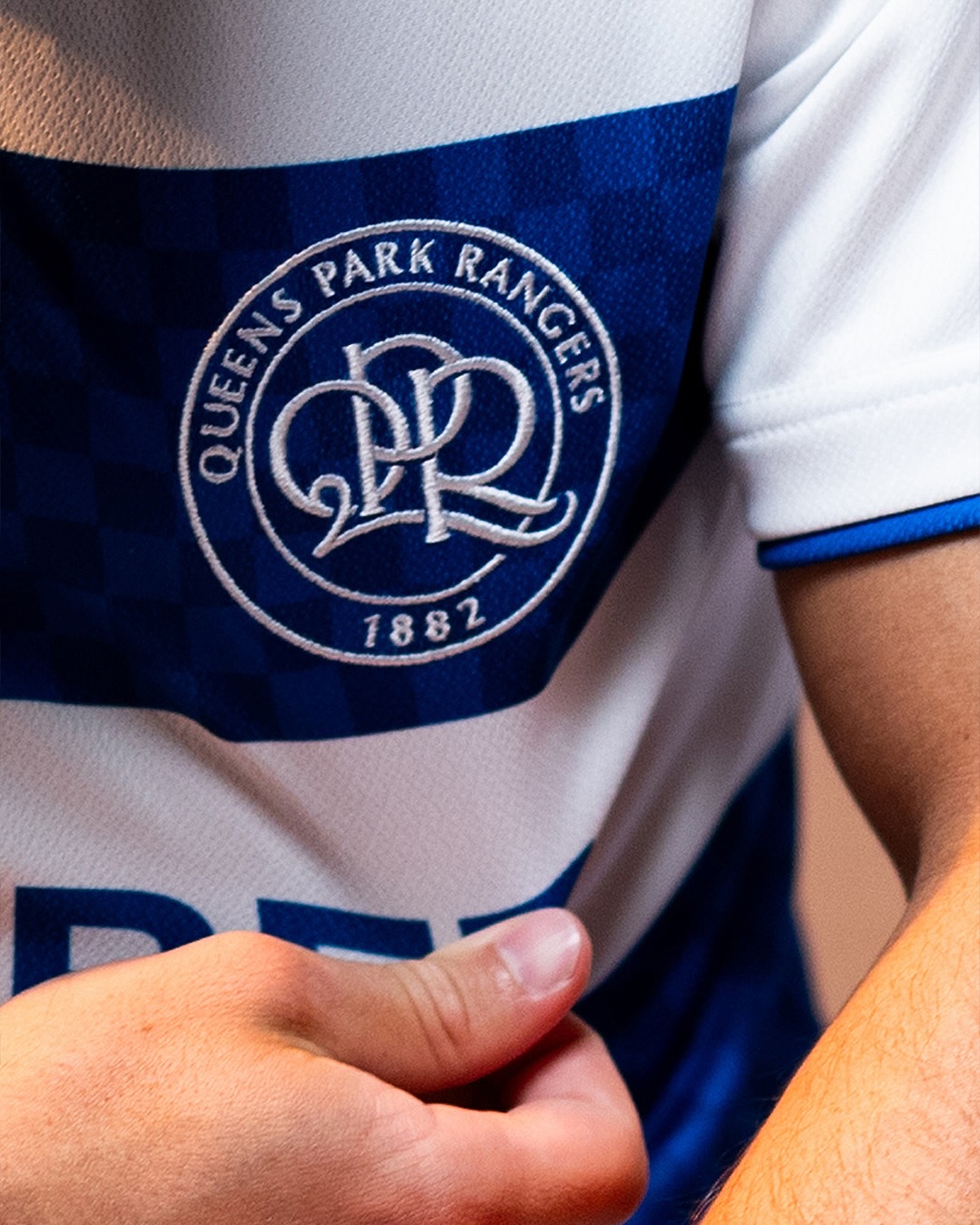 Camisa titular do QPR 2025-2026 é revelada pela Erreà com homenagem aos anos 70