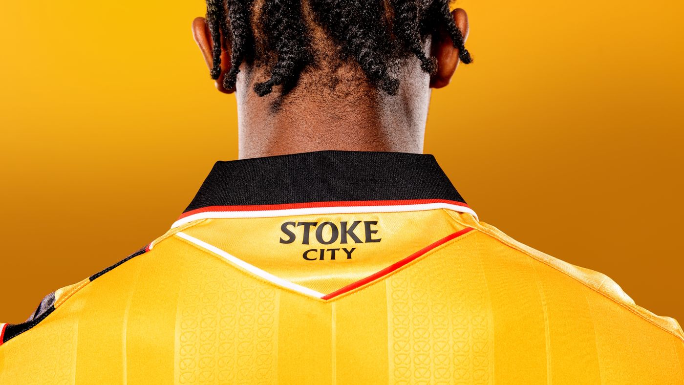 Terceira camisa do Stoke City 2025-2026 é lançada pela Macron