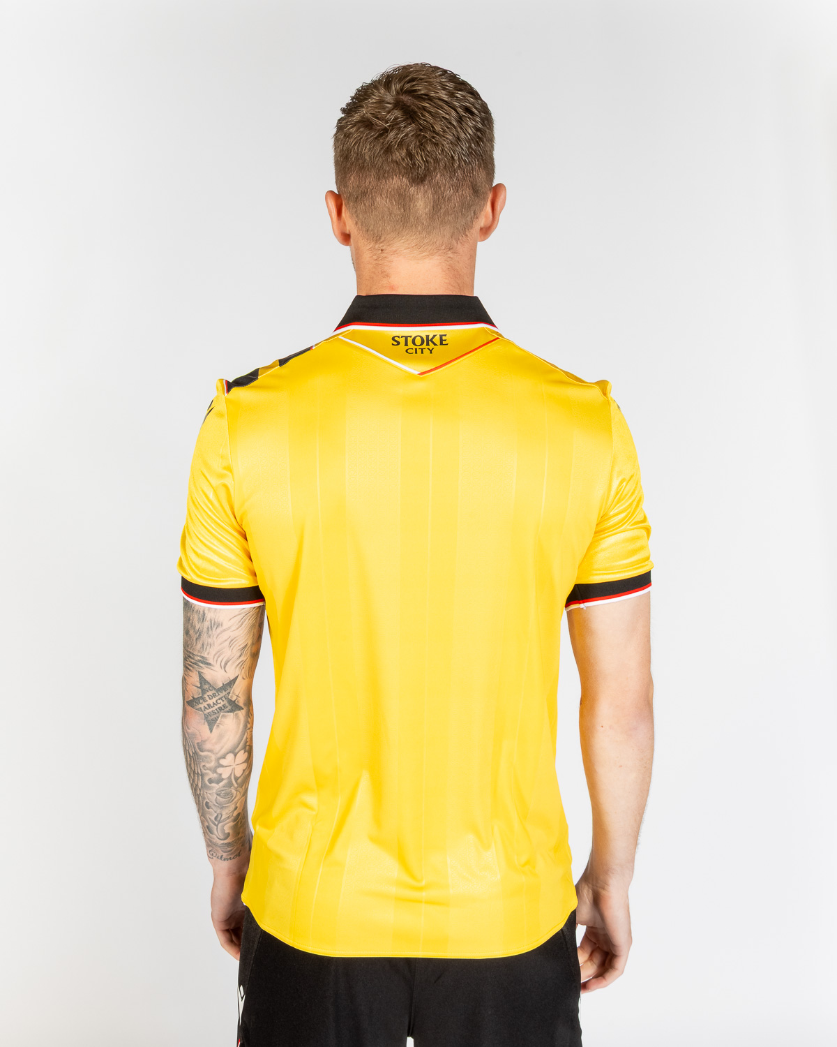 Terceira camisa do Stoke City 2025-2026 é lançada pela Macron