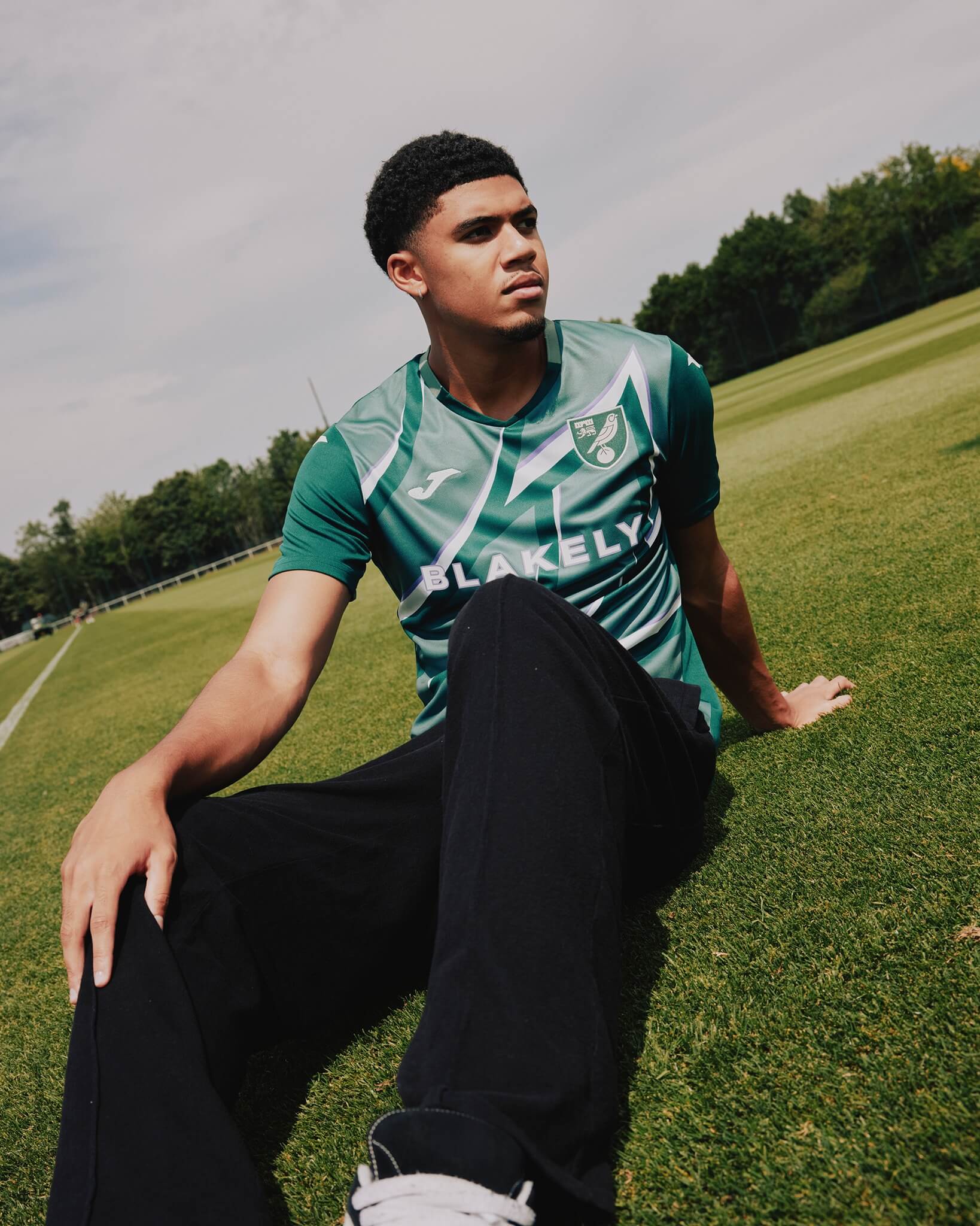 Norwich City lança nova camisa reserva 2025-2026 da JOMA