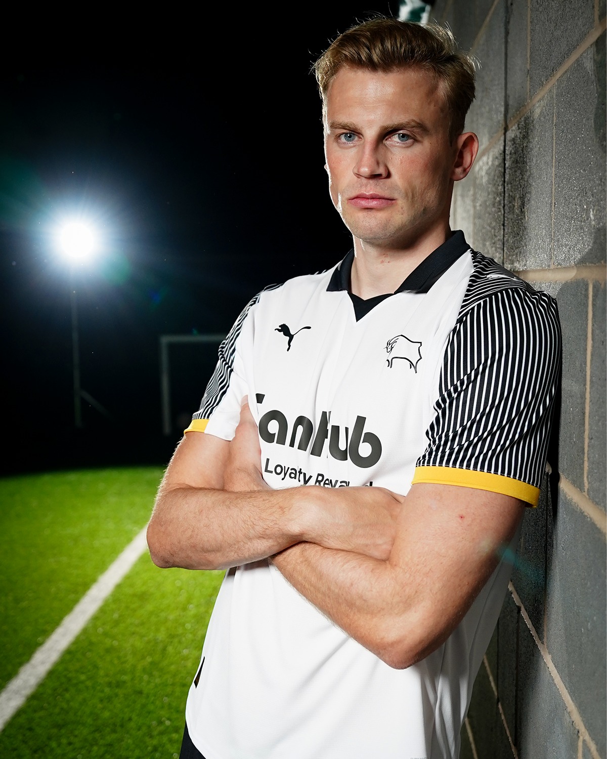 Camisa titular do Derby County 2025-2026 é lançada pela PUMA