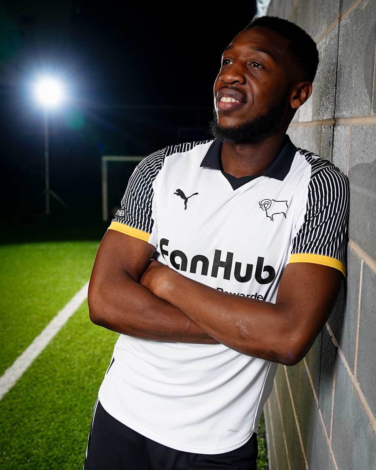 Camisa titular do Derby County 2025-2026 é lançada pela PUMA