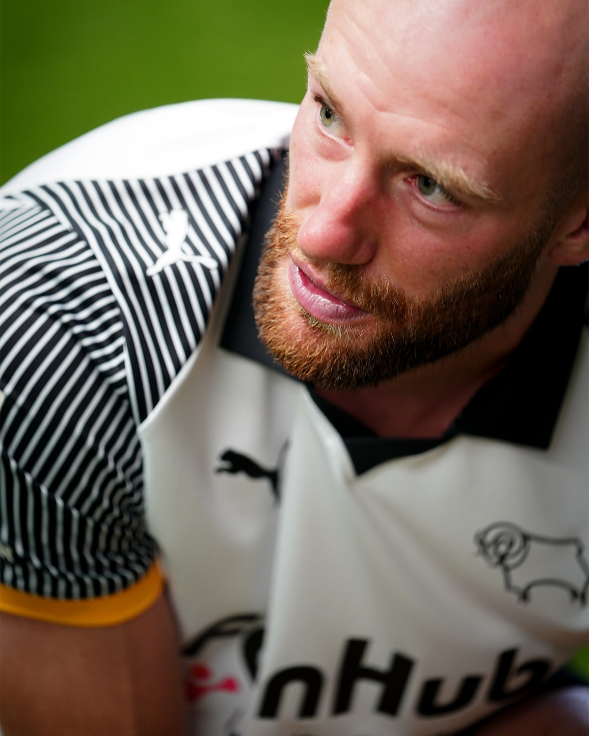 Camisa titular do Derby County 2025-2026 é lançada pela PUMA