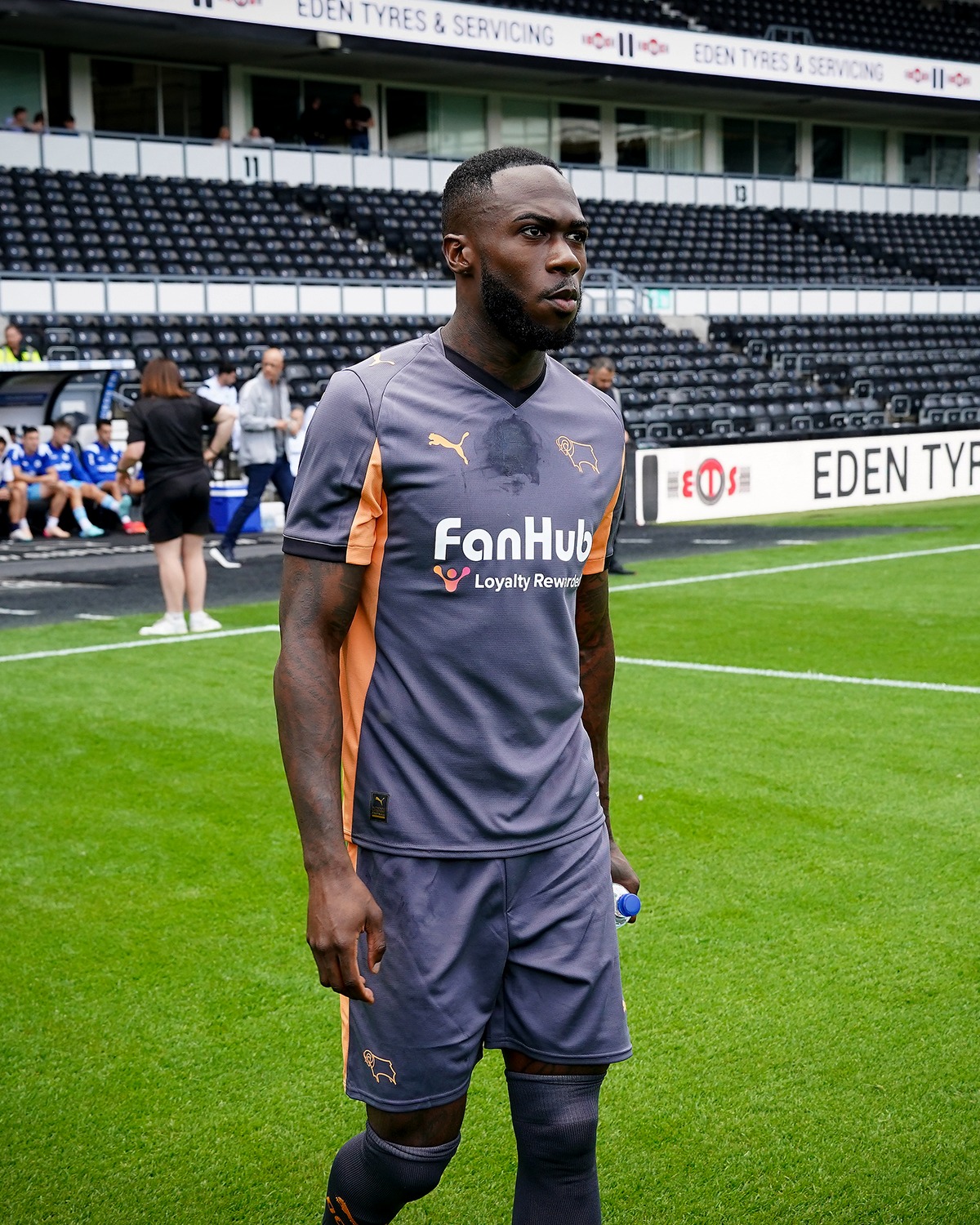 Camisa titular do Derby County 2025-2026 é lançada pela PUMA