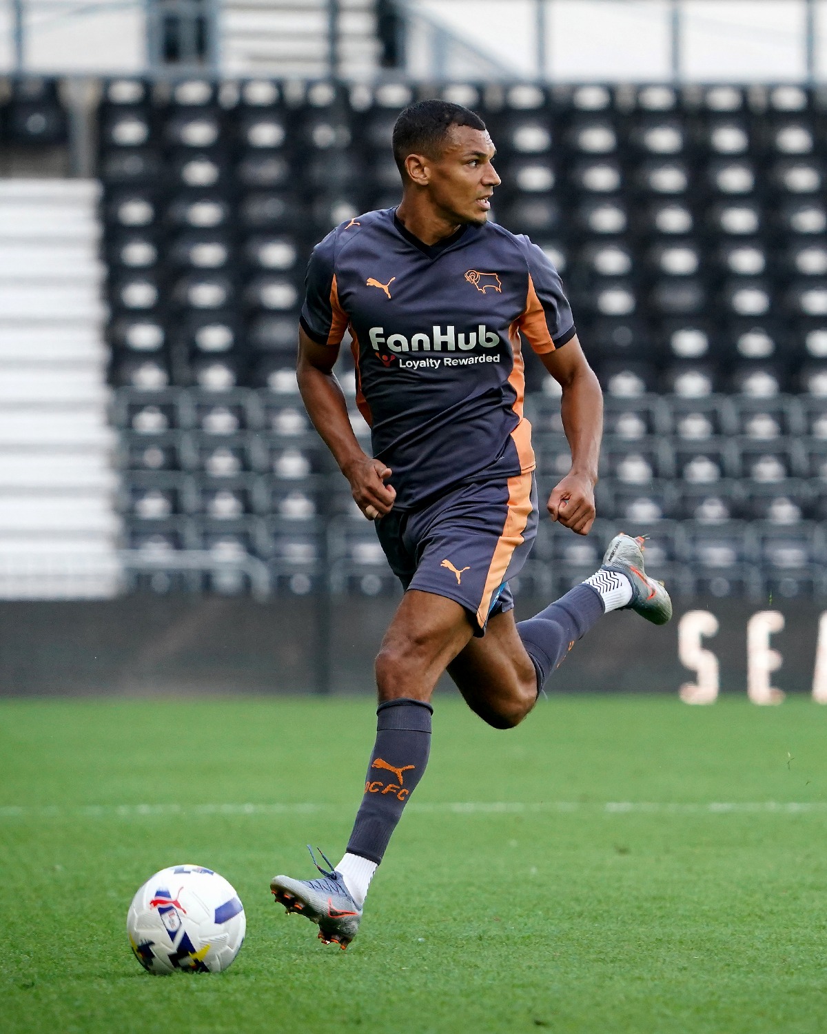 Camisa titular do Derby County 2025-2026 é lançada pela PUMA