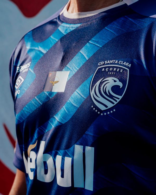 Camisas do CD Santa Clara 2025-2026 são lançadas pela Umbro