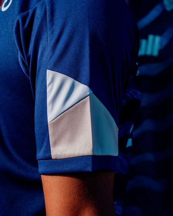 Camisas do CD Santa Clara 2025-2026 são lançadas pela Umbro