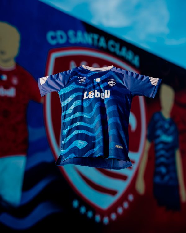 Camisas do CD Santa Clara 2025-2026 são lançadas pela Umbro