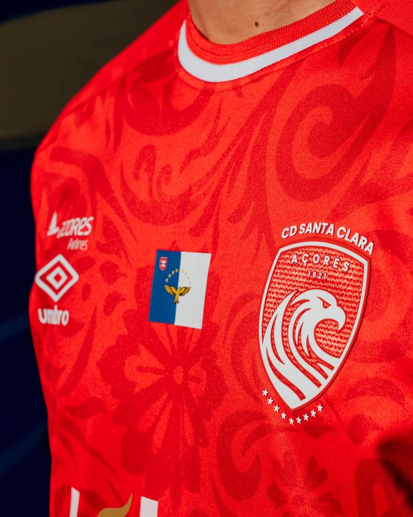 Camisas do CD Santa Clara 2025-2026 são lançadas pela Umbro