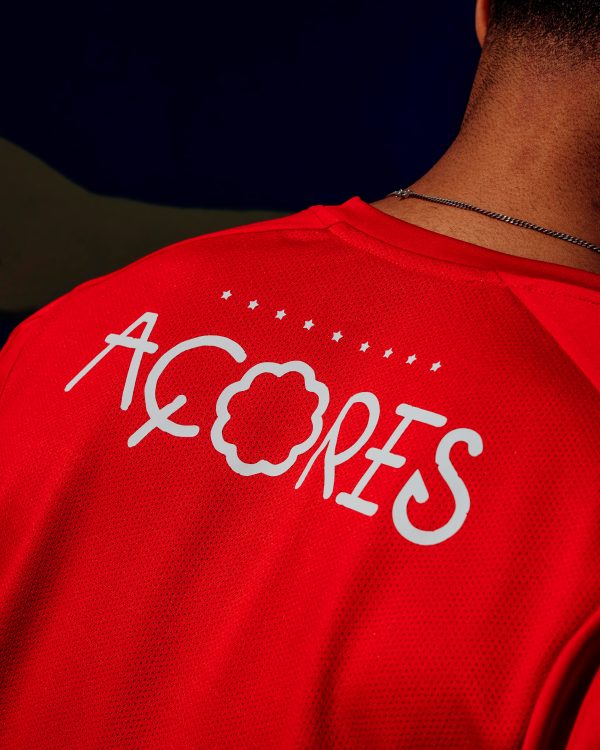 Camisas do CD Santa Clara 2025-2026 são lançadas pela Umbro
