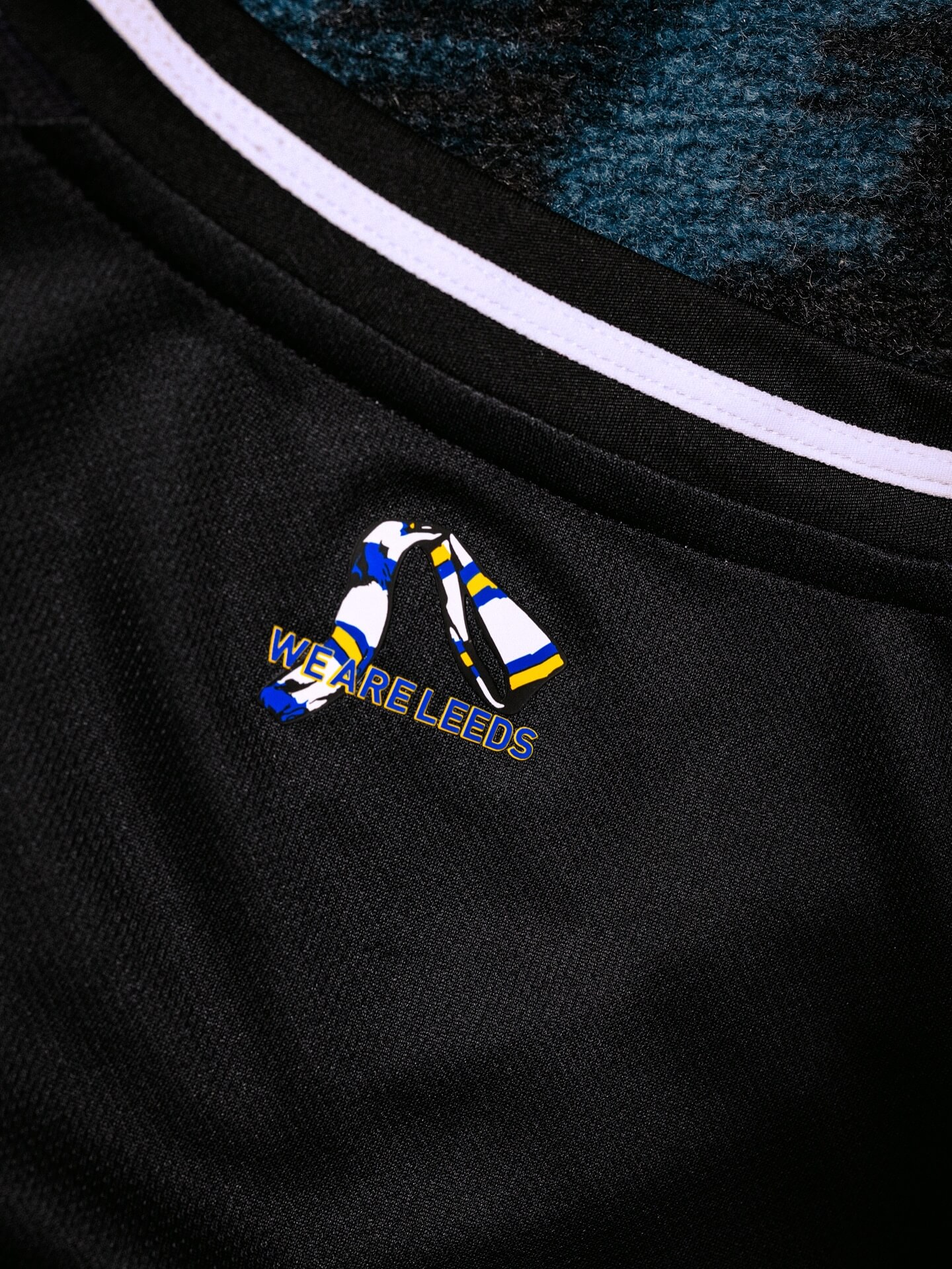 Leeds United e adidas revelam terceira camisa para 2025-2026