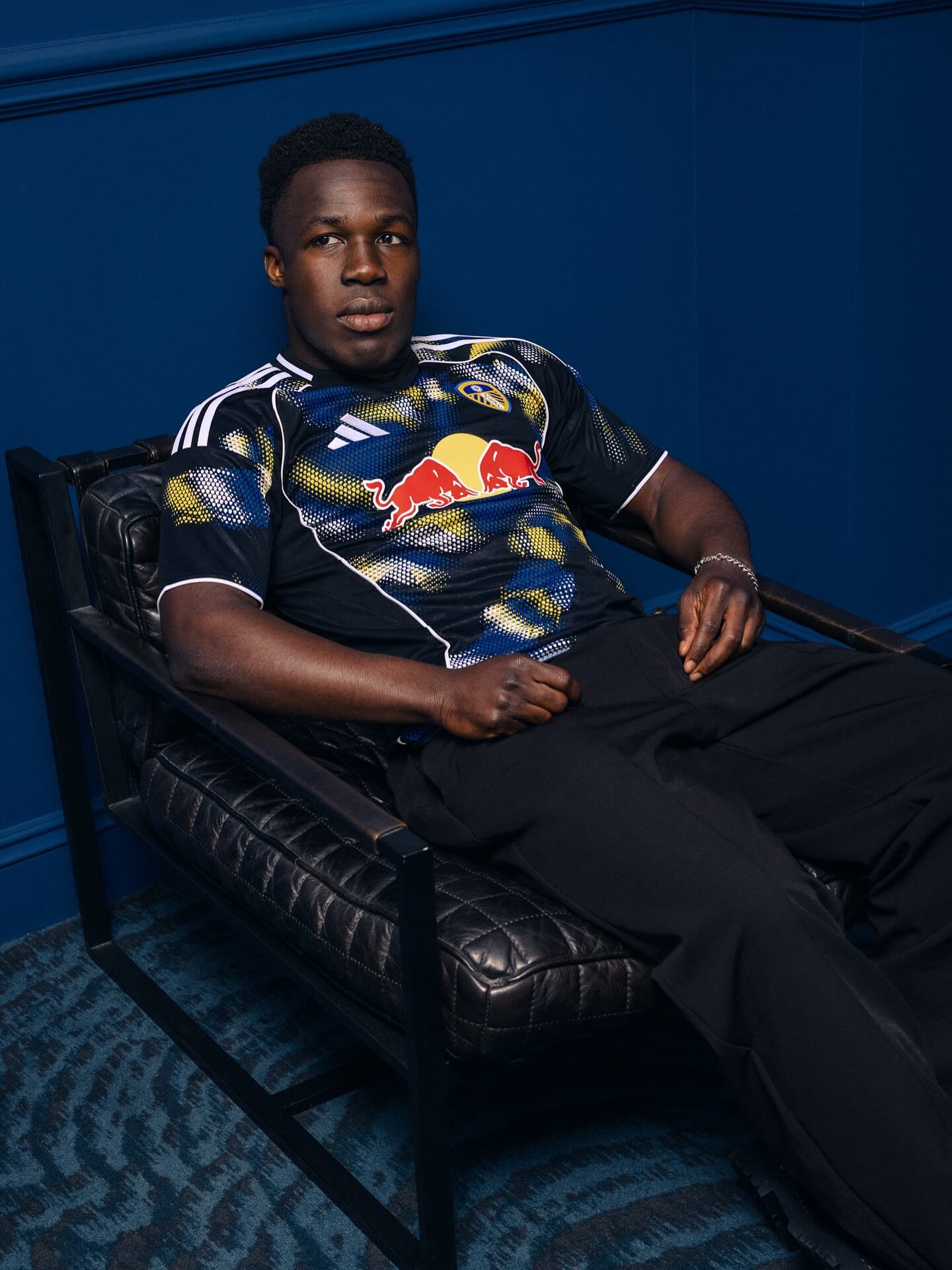 Leeds United e adidas revelam terceira camisa para 2025-2026