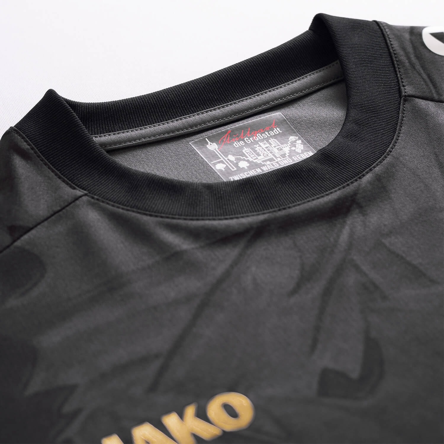 Terceira camisa do VfB Stuttgart 2025-2026 é apresentada pela JAKO