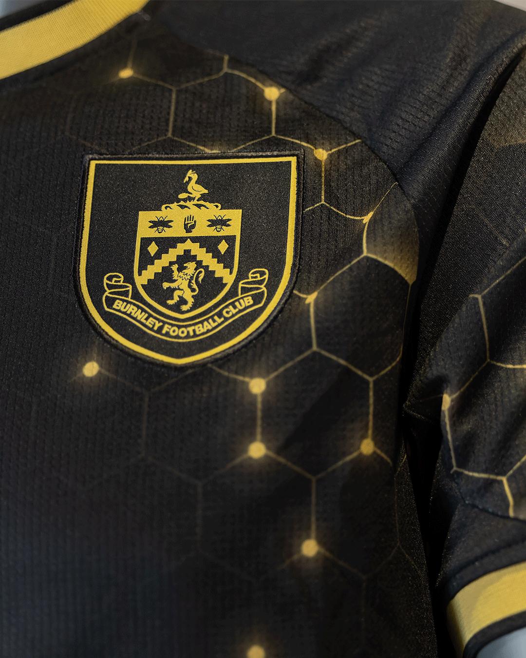 Burnley apresenta nova terceira camisa 2025-2026 com inspiração nas abelhas