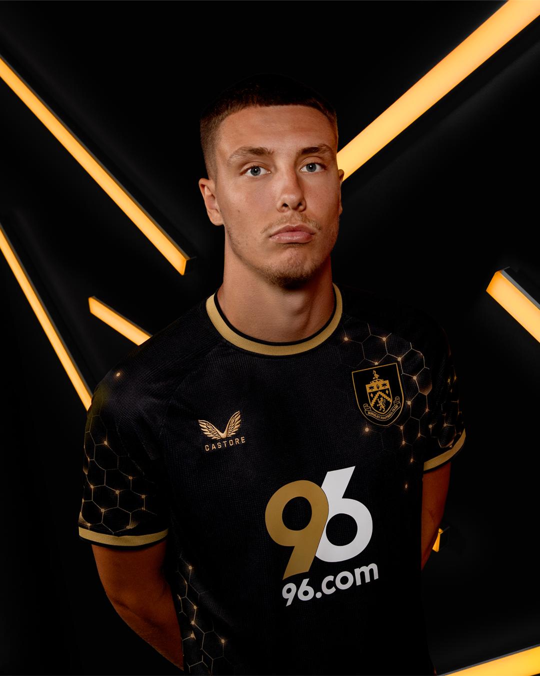 Burnley apresenta nova terceira camisa 2025-2026 com inspiração nas abelhas