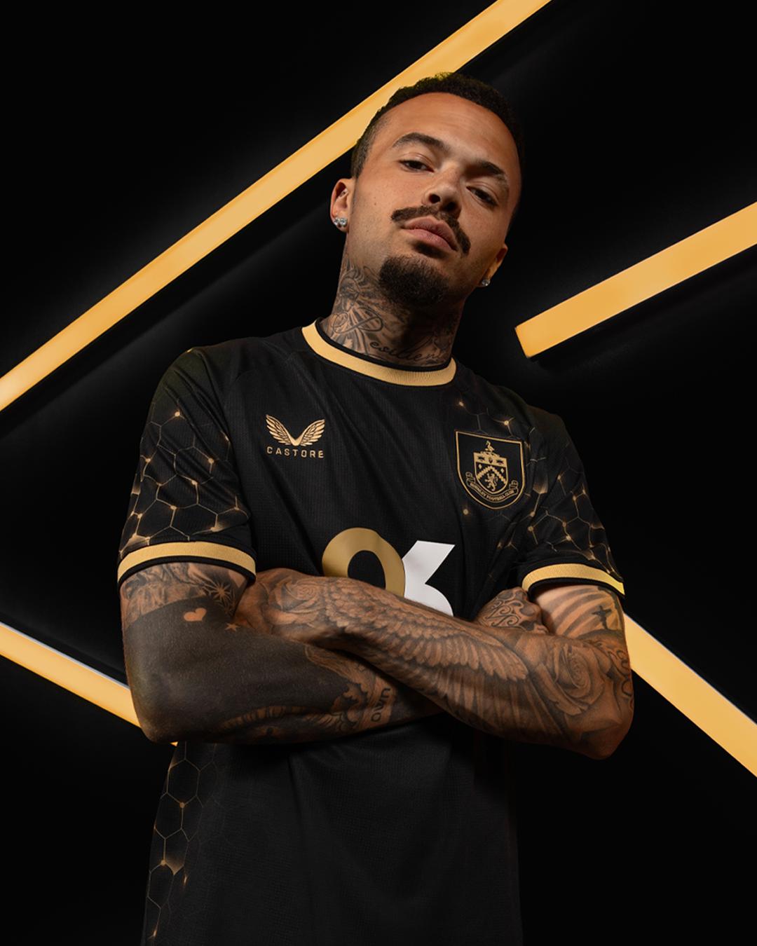 Burnley apresenta nova terceira camisa 2025-2026 com inspiração nas abelhas