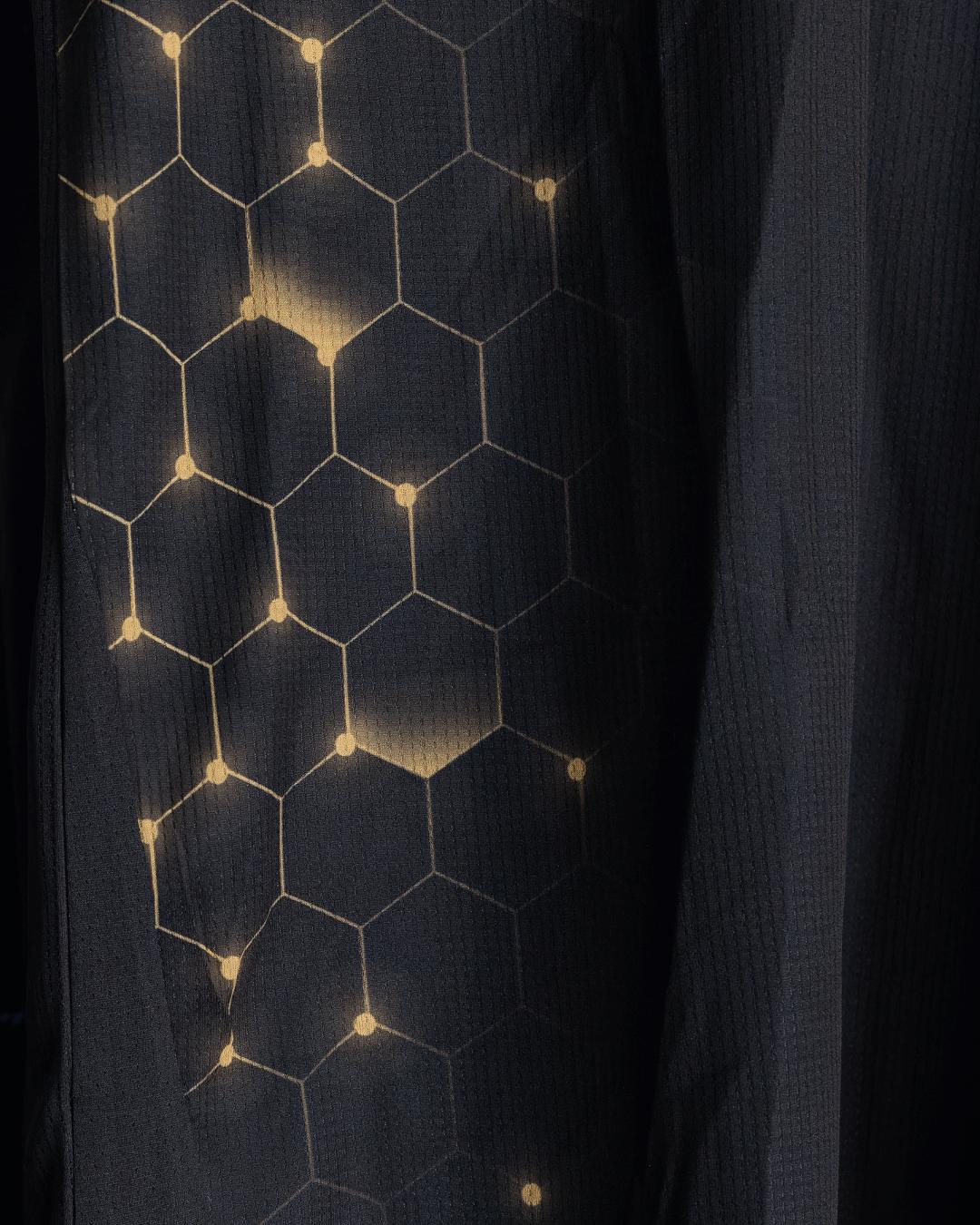 Burnley apresenta nova terceira camisa 2025-2026 com inspiração nas abelhas