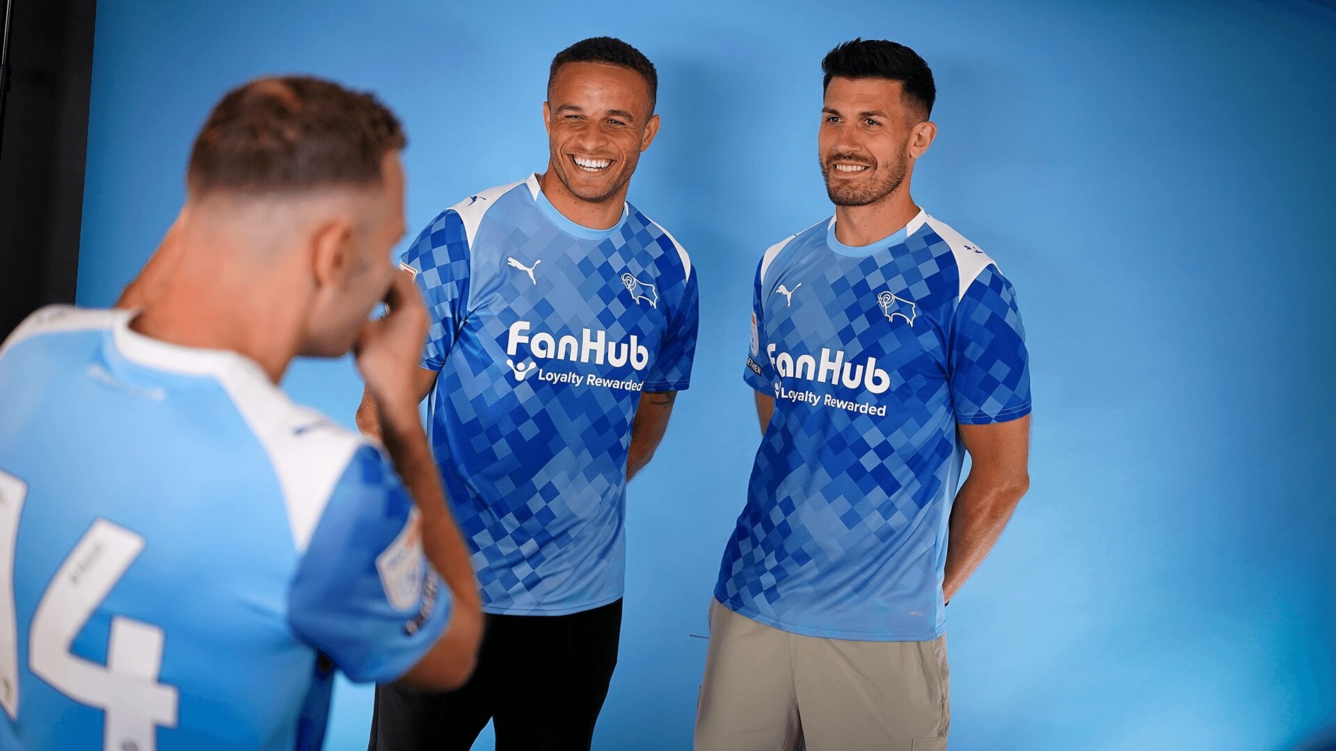 Camisas reservas do Derby County 2025-2026 são lançadas pela PUMA