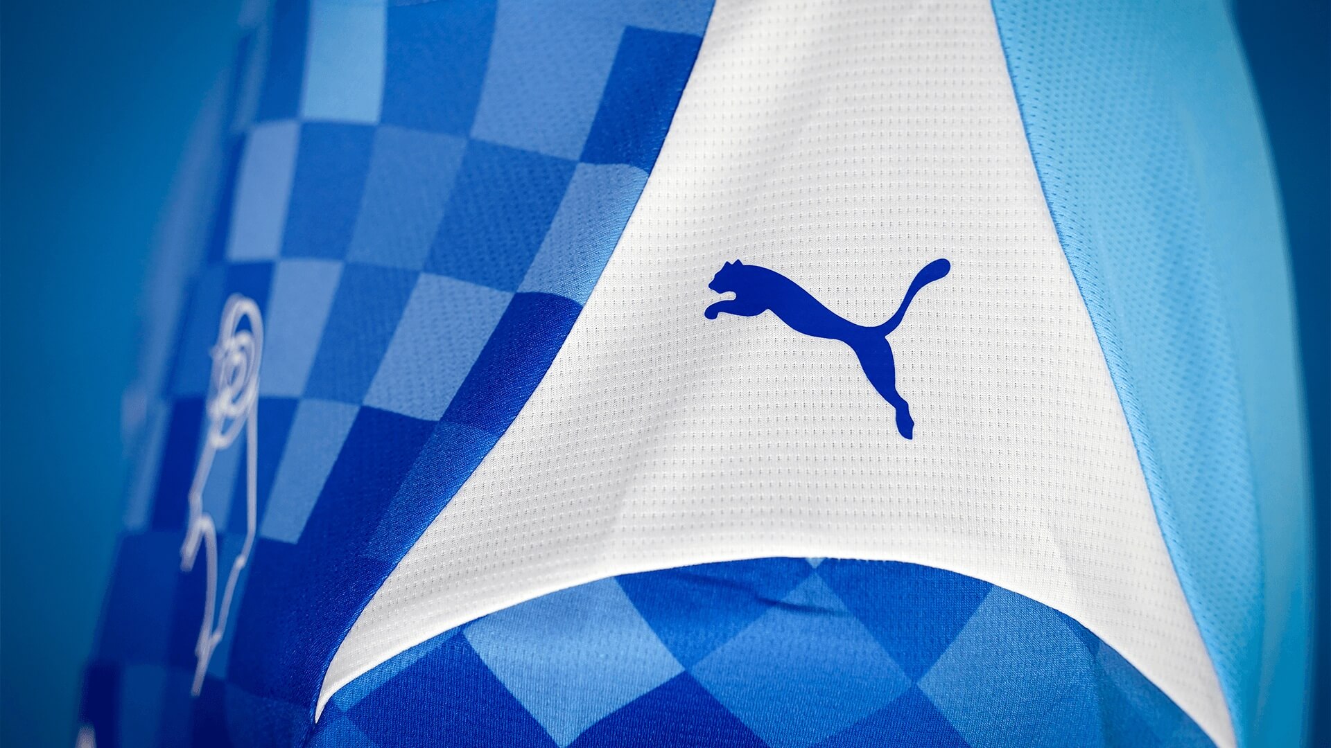 Camisas reservas do Derby County 2025-2026 são lançadas pela PUMA