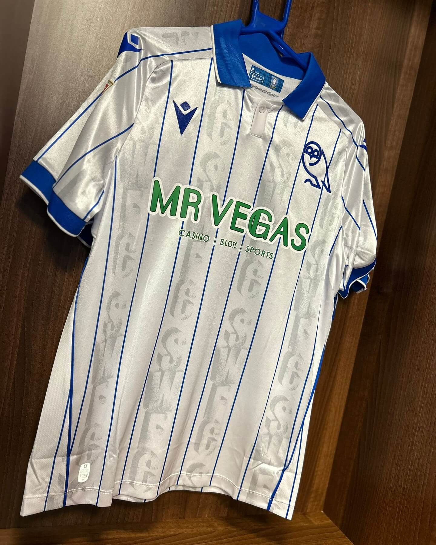 Sheffield Wednesday e Macron lançam camisas reservas para 2025-2026