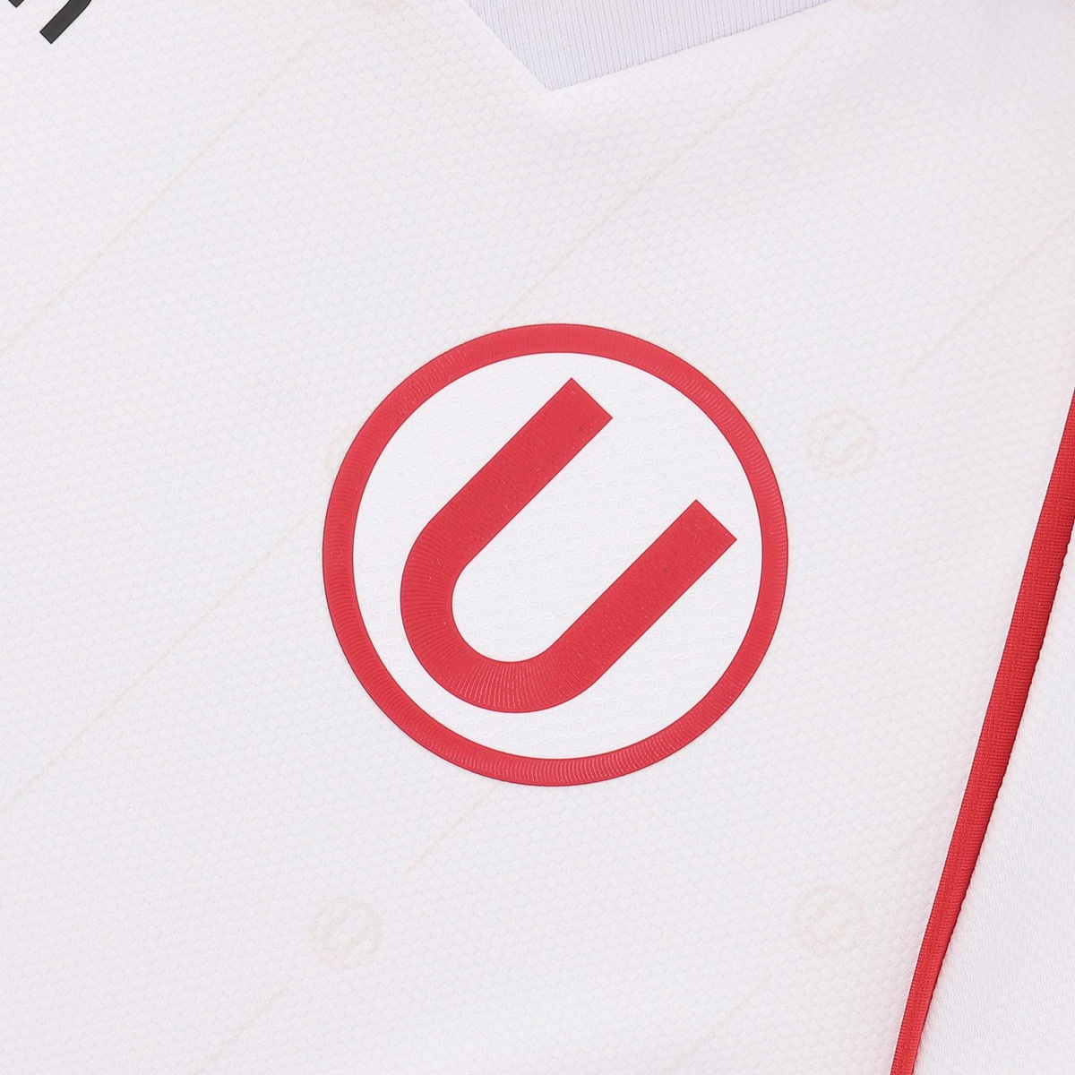 Camisa de 101 anos do Universitario Deportes é revelada pela Marathon