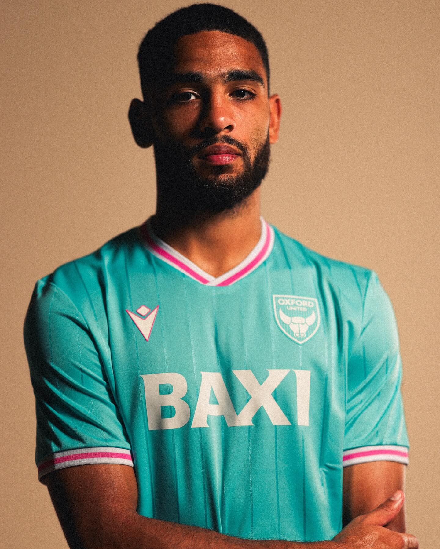 Terceira camisa do Oxford United 2025-2026 é lançada pela Macron