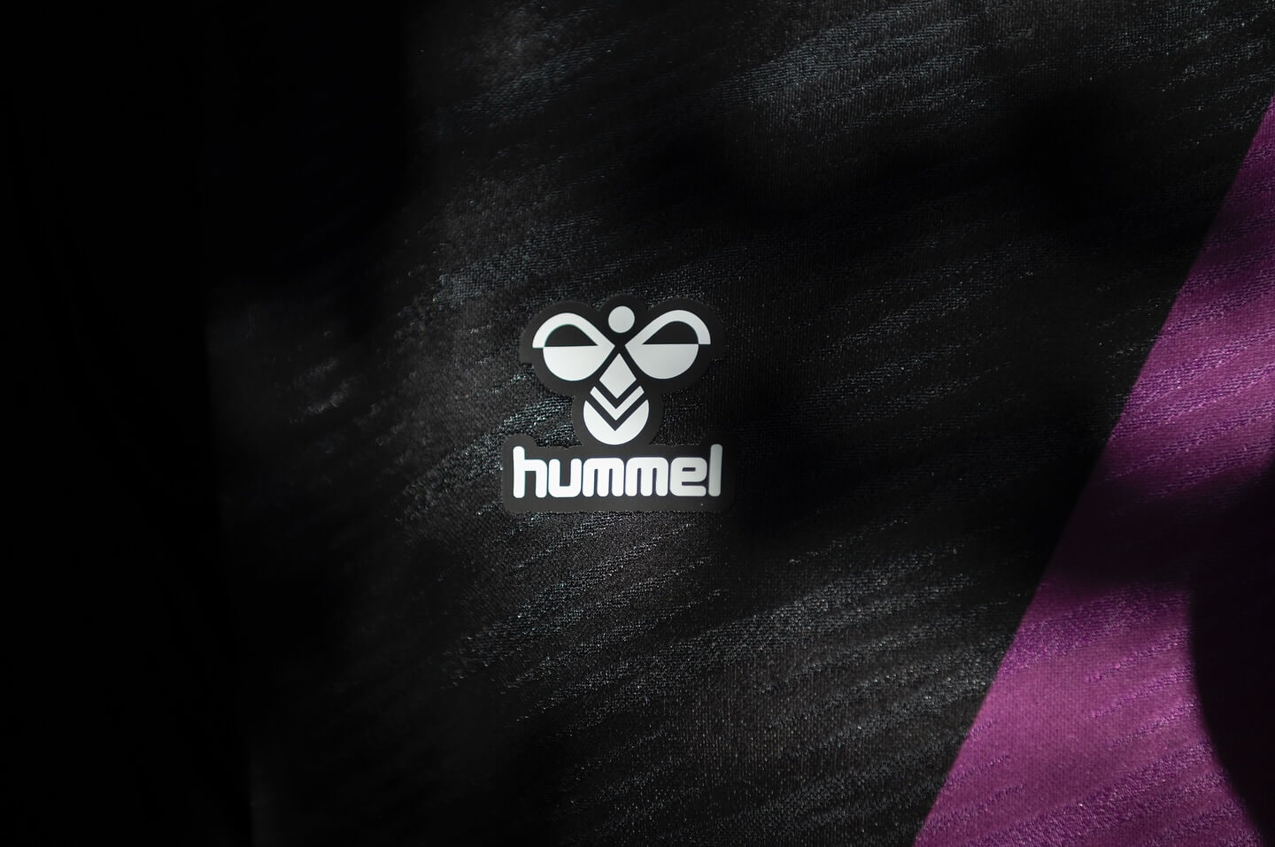 Camisa reserva do Málaga CF 2025-2026 é lançada pela Hummel