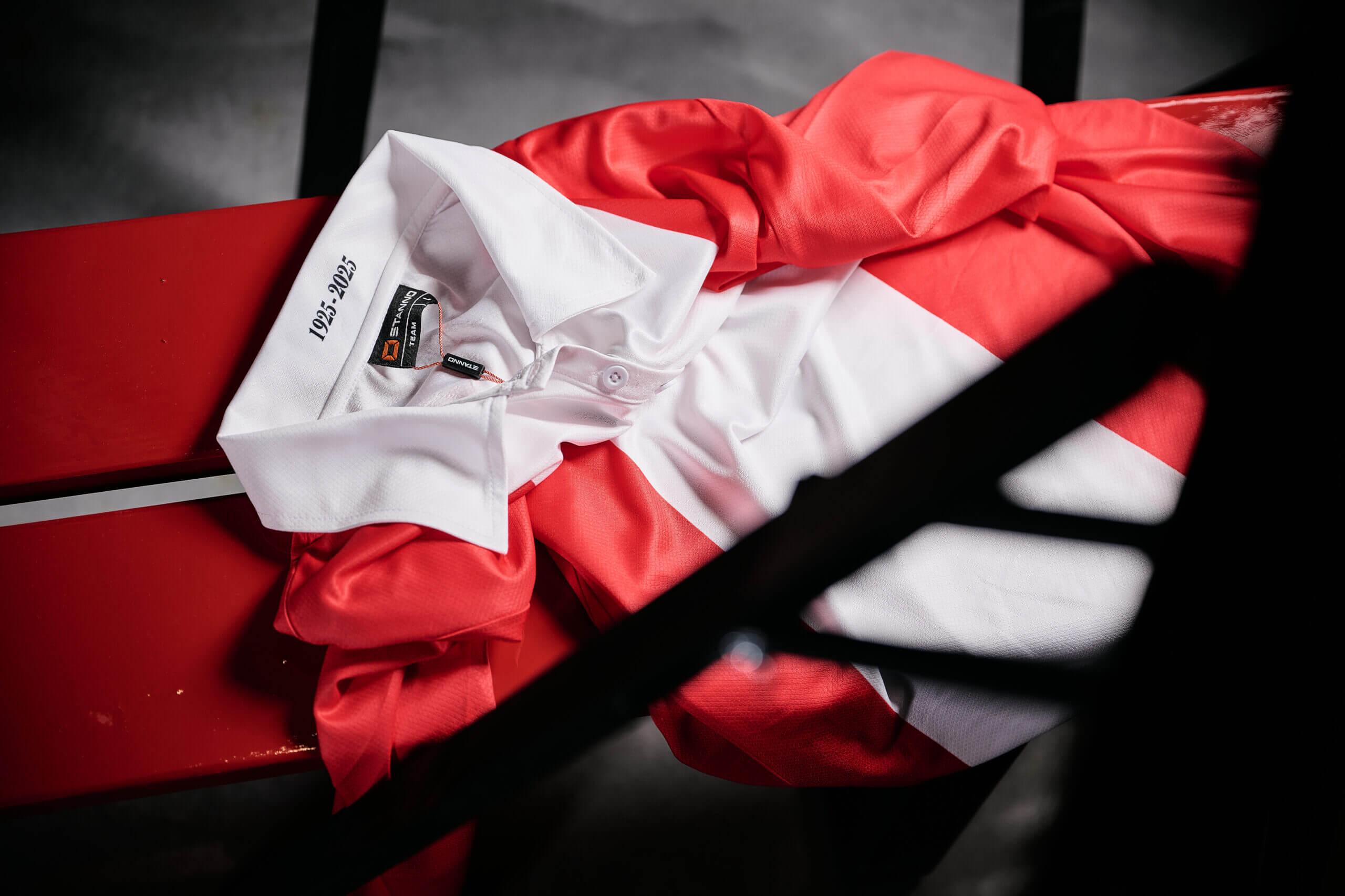 FC Emmen lança camisa de 100 anos
