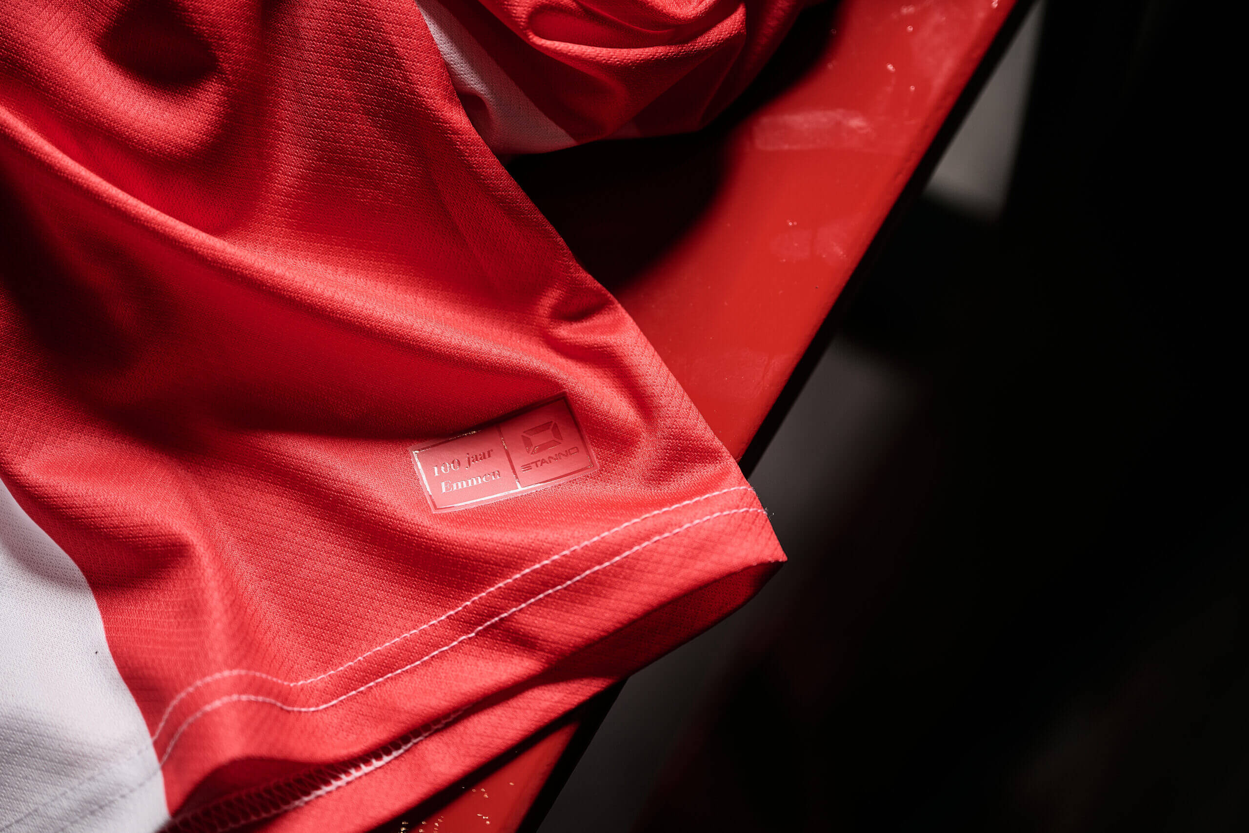 FC Emmen lança camisa de 100 anos