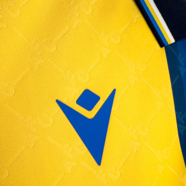 Camisas do APOEL FC 2025-2026 são reveladas pela Macron