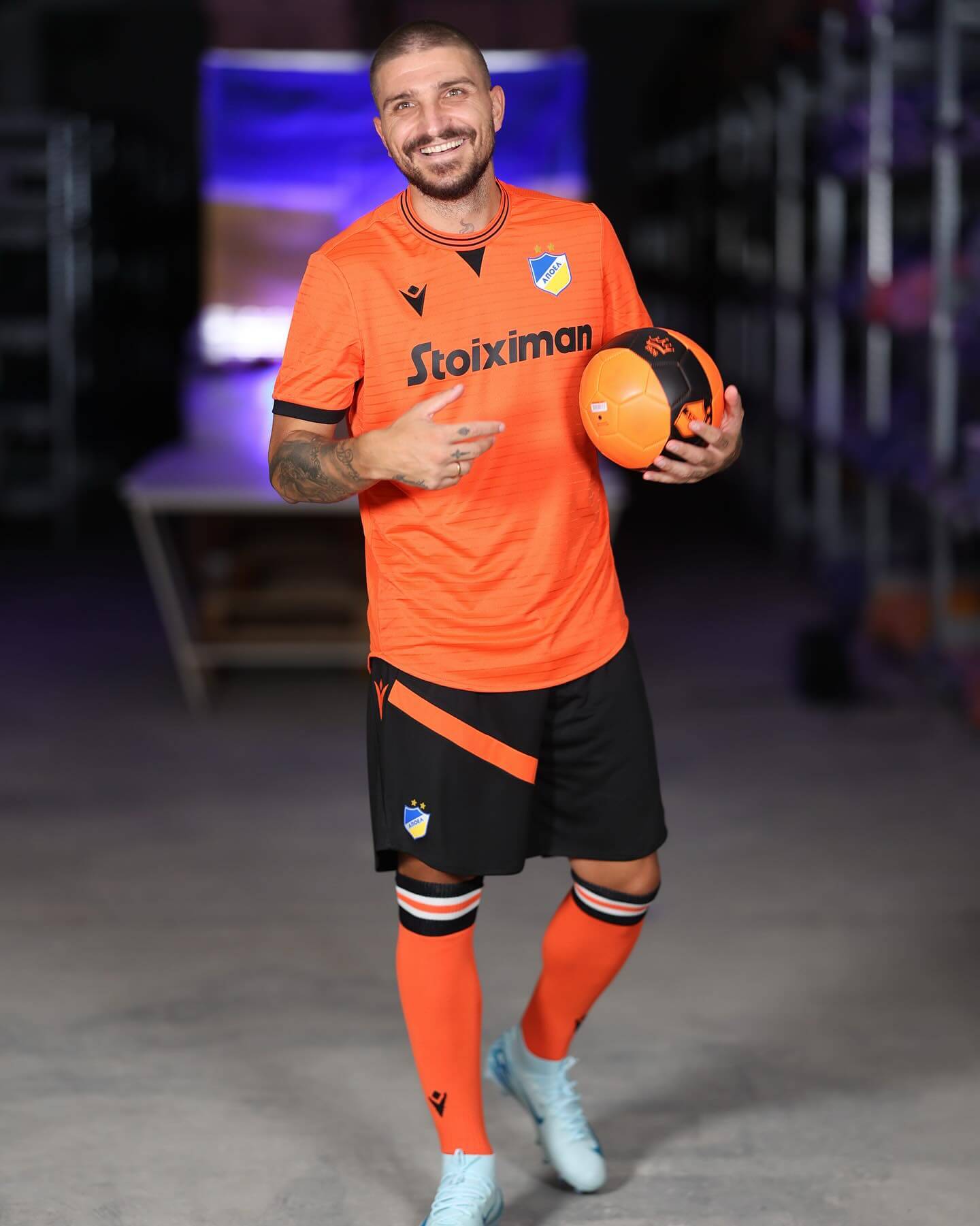 Camisas do APOEL FC 2025-2026 são reveladas pela Macron