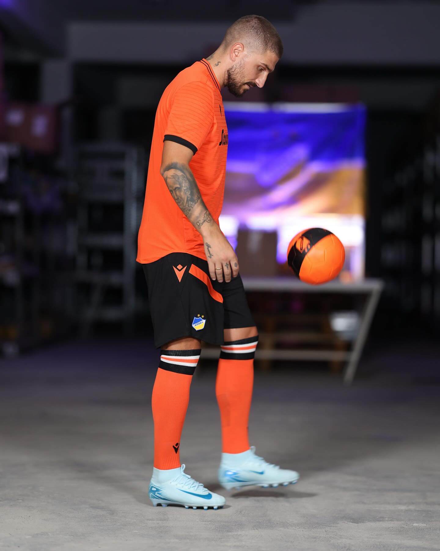 Camisas do APOEL FC 2025-2026 são reveladas pela Macron