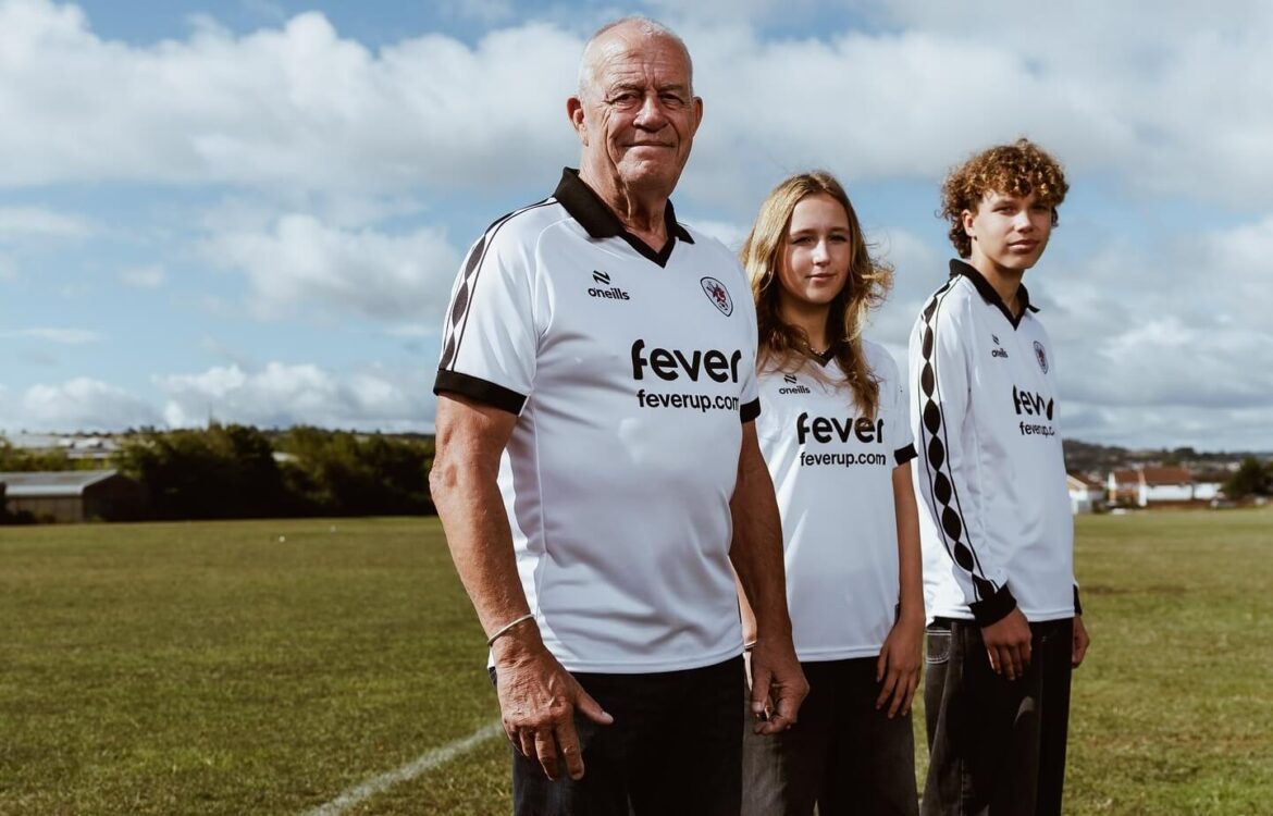 Camisa reserva do Bristol City 2025-2026 é lançada pela O'Neills