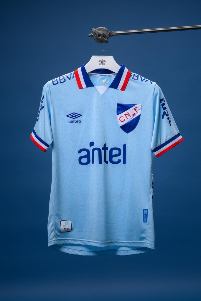 Club Nacional lança sua nova camisa azul-celeste para 2025-2026