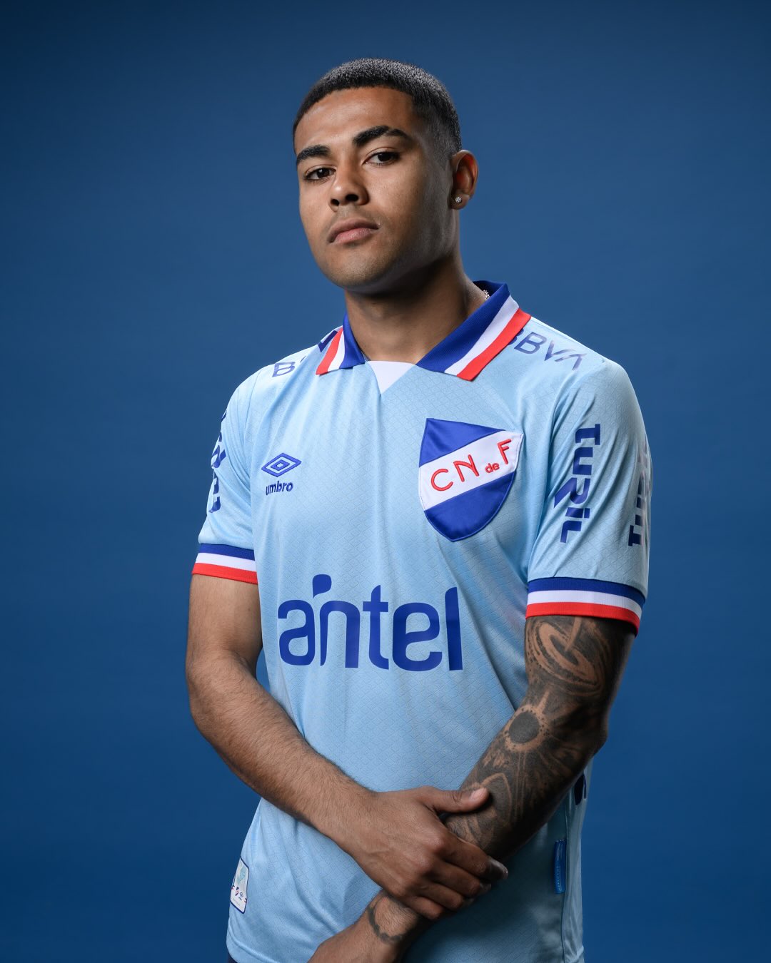 Club Nacional lança sua nova camisa azul-celeste para 2025-2026