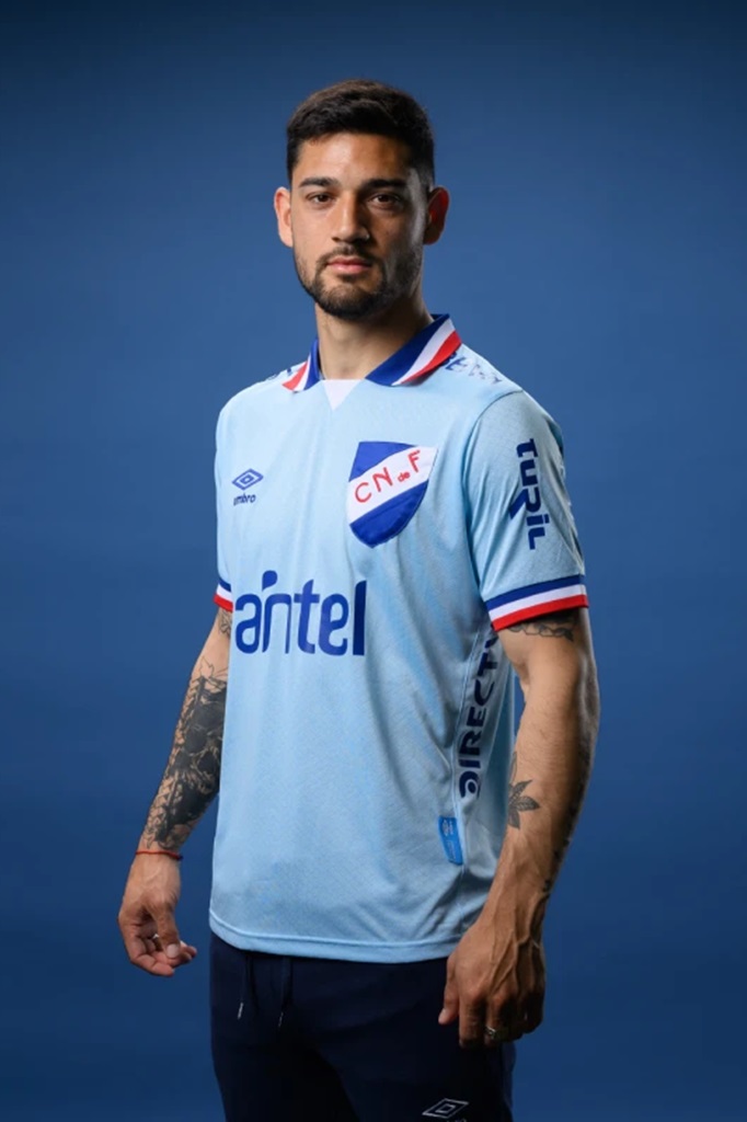Club Nacional lança sua nova camisa azul-celeste para 2025-2026