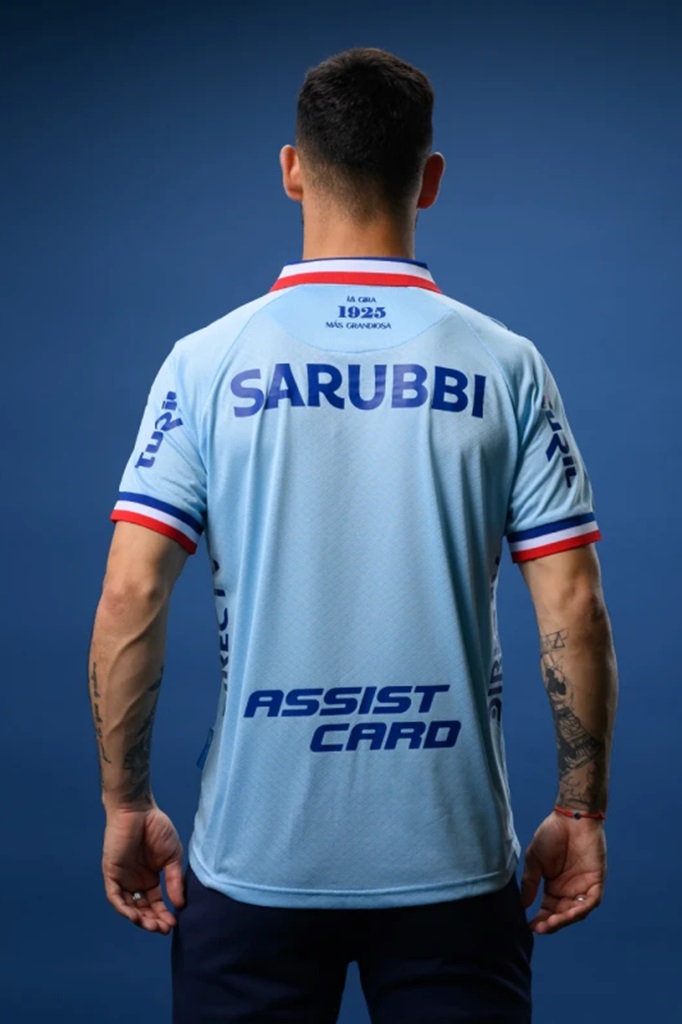 Club Nacional lança sua nova camisa azul-celeste para 2025-2026