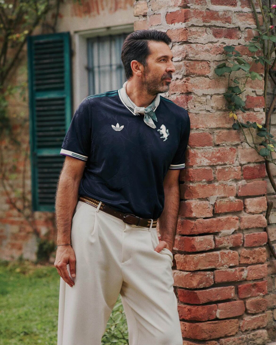 Buffon com a versão GK da terceira camisa Juventus 2025/26 preta e bordô, inspirada nos vinhedos de Piemonte, destacando punhos listrados e escudo bordado