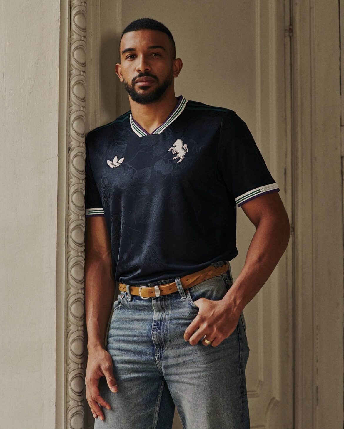 Bremer vestindo a Camisa Juventus III 2025/26 preta e bordô com grafismo inspirado nos vinhedos de Piemonte, gola V listrada e AEROREADY