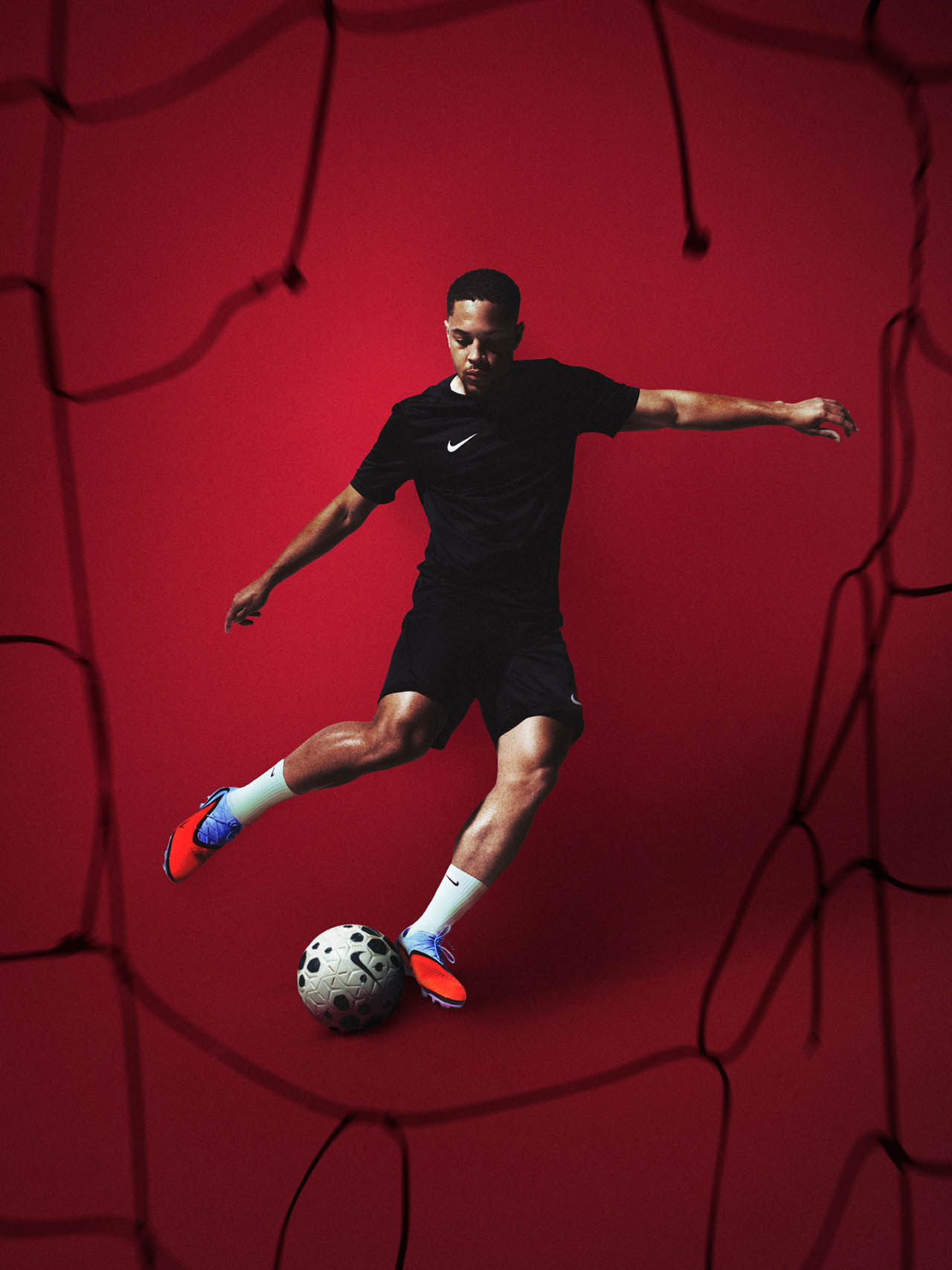 Vitor Roque estrela campanha da Nike Phantom 6 no Brasil