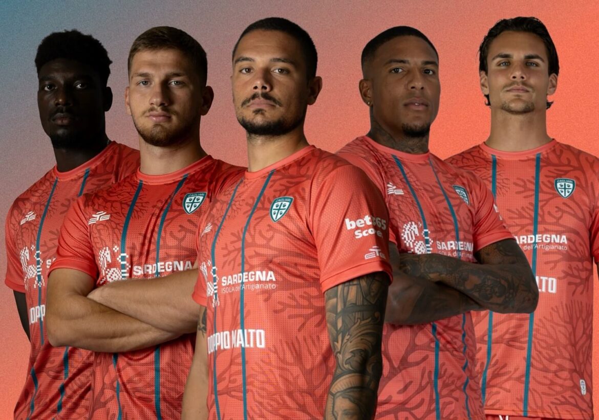 Cagliari lança nova quarta camisa 2025-2026 da EYE Sport (1) Cagliari lança nova quarta camisa 2025-2026 da EYE Sport