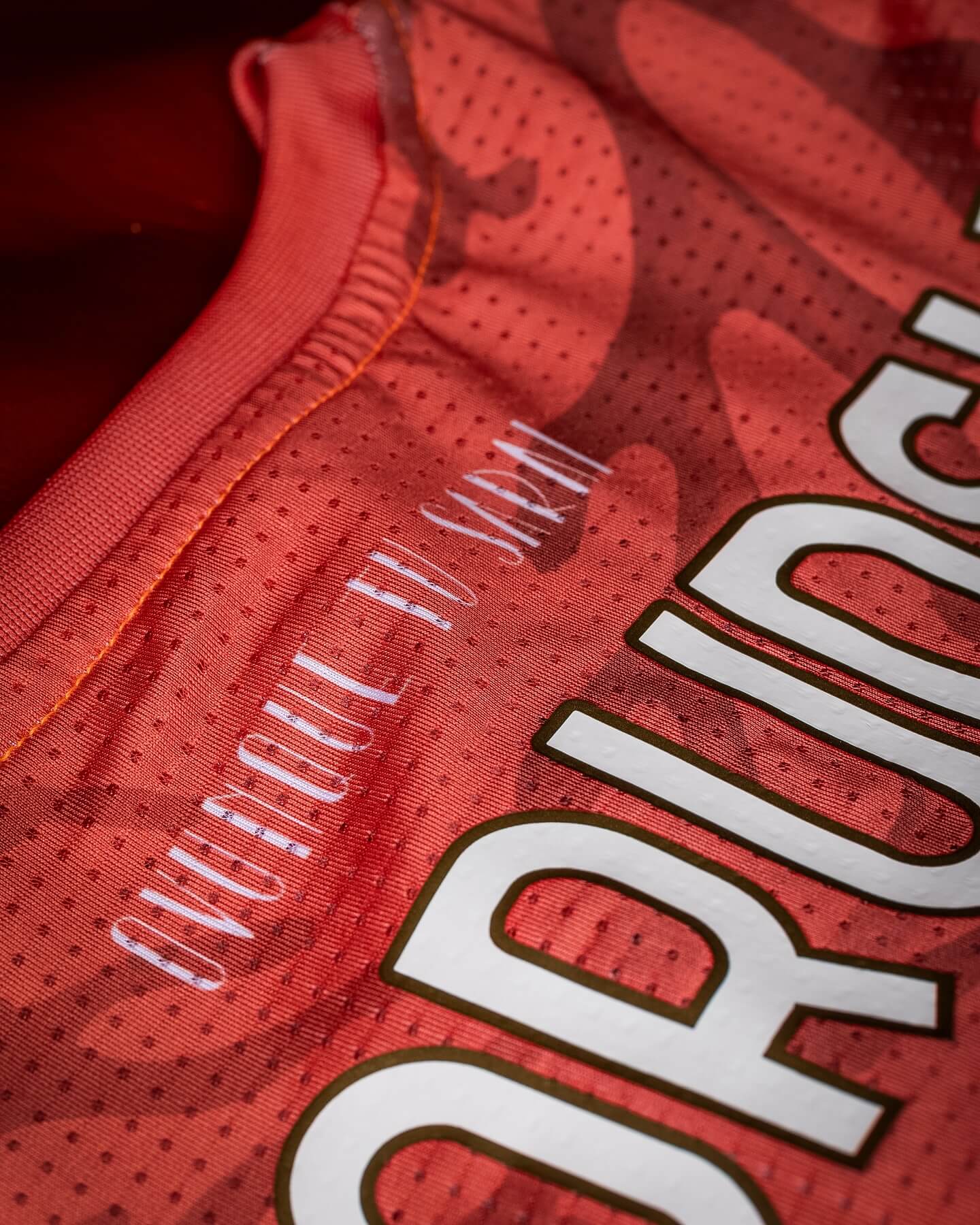 Cagliari lança nova quarta camisa 2025-2026 da EYE Sport