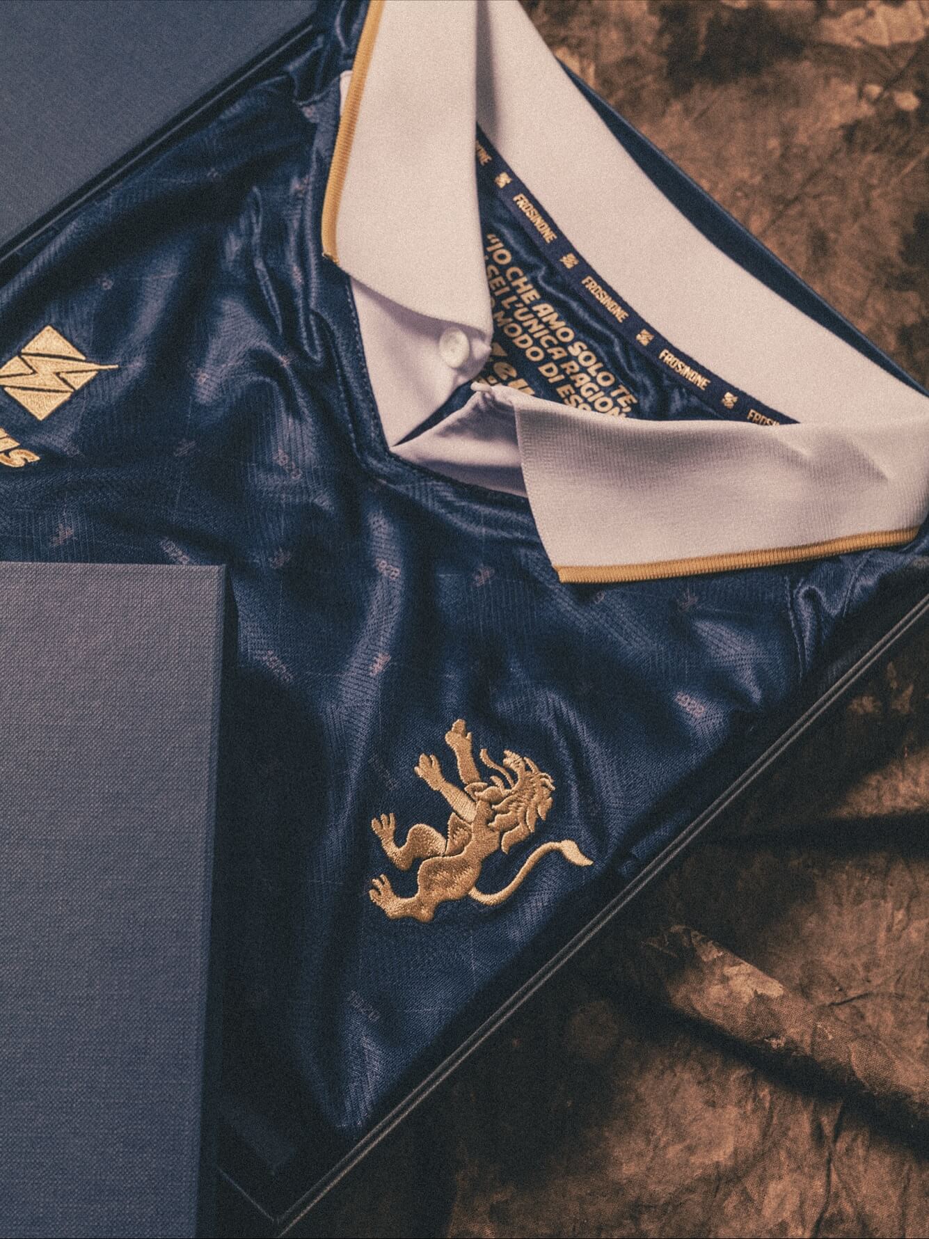 Frosinone comemora 97 anos com camisa em edição limitada